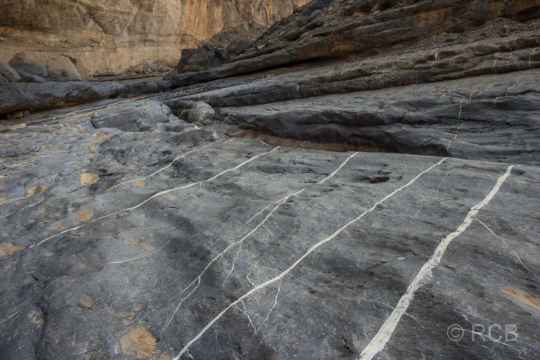 bunte Felsmaserung im Wadi Dham