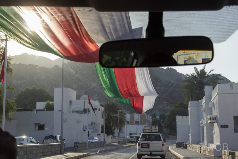 Einfahrt in Muscat unter den Nationalfarben