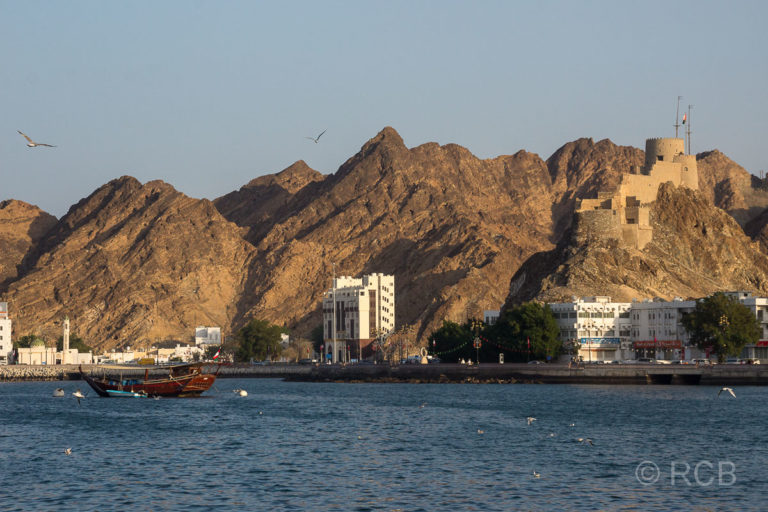 Fort und Hafenbecken von Mutrah
