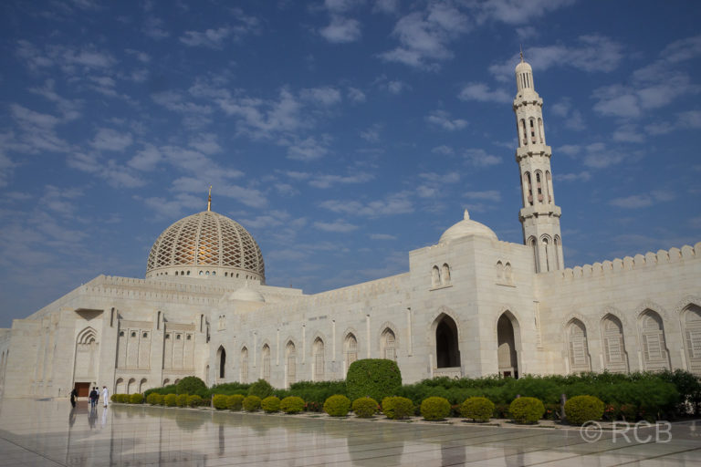 Sultan Qaboos-Moschee mit über 90 Meter hohem Hauptminarett