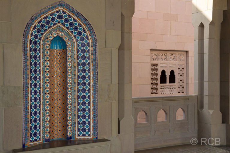 Sultan Qaboos-Moschee, Gebetsnische im Bogengang