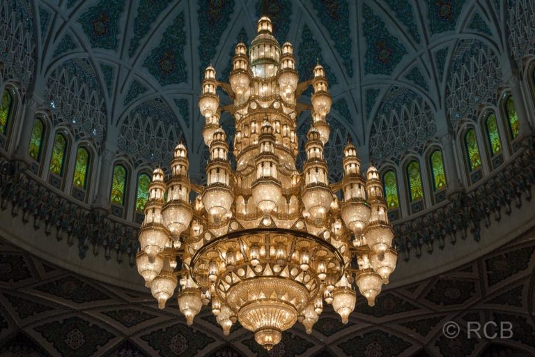 Sultan Qaboos-Moschee, Leuchter im großen Gebetssaal