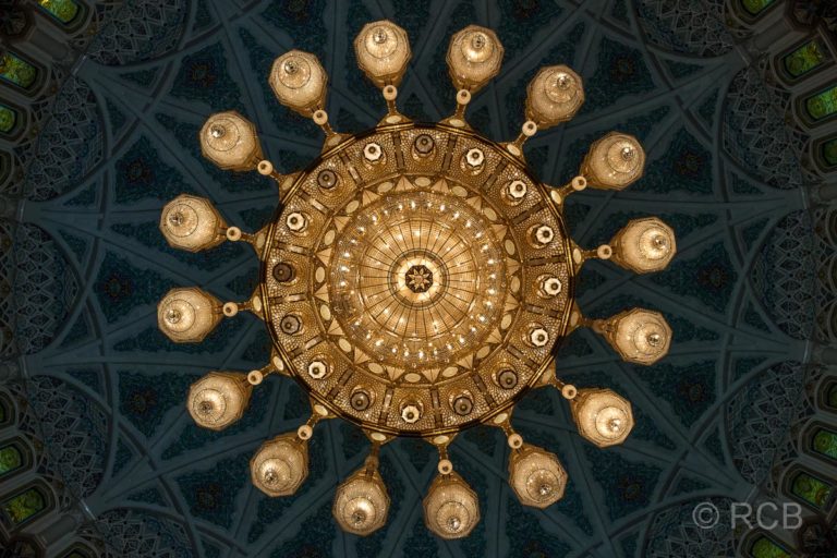 Sultan Qaboos-Moschee, Leuchter im großen Gebetssaal