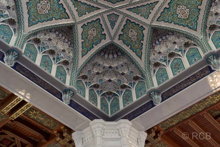 Sultan Qaboos-Moschee, Decke im großen Gebetssaal
