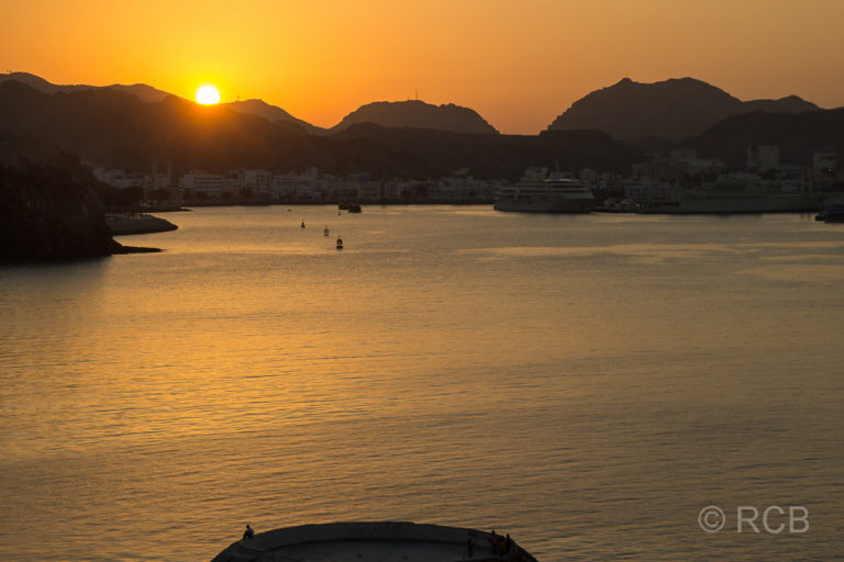 Sonnenuntergang über dem Hafen von Muscat