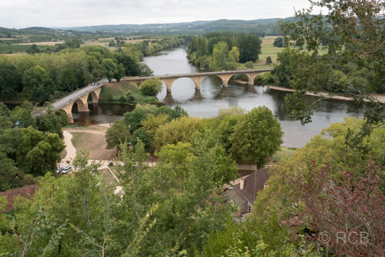 Blick von den Jardins Panoramiques auf den Zusammenfluss von Vézère und Dordogne