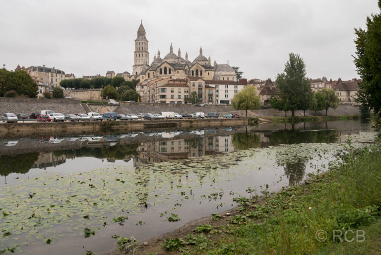 Blick zur Kathedrale von Périgueux am Ufer des Flusses L'Isle