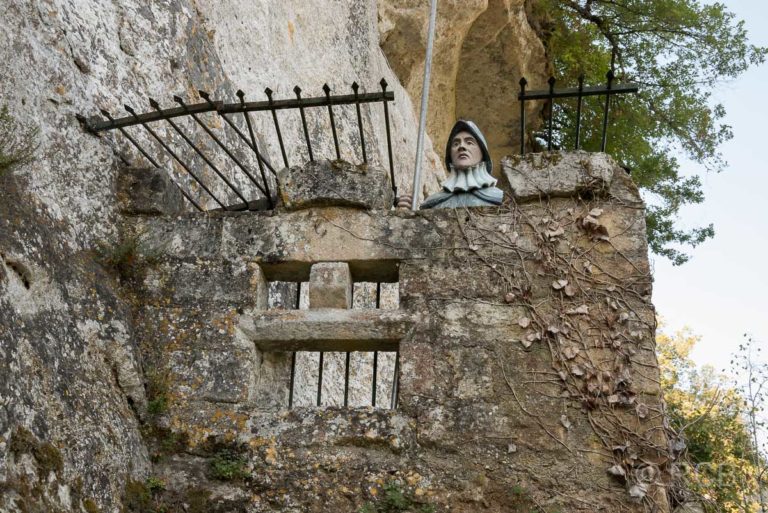 Eingang zu den Felsbehausungen von La Roque St-Christophe