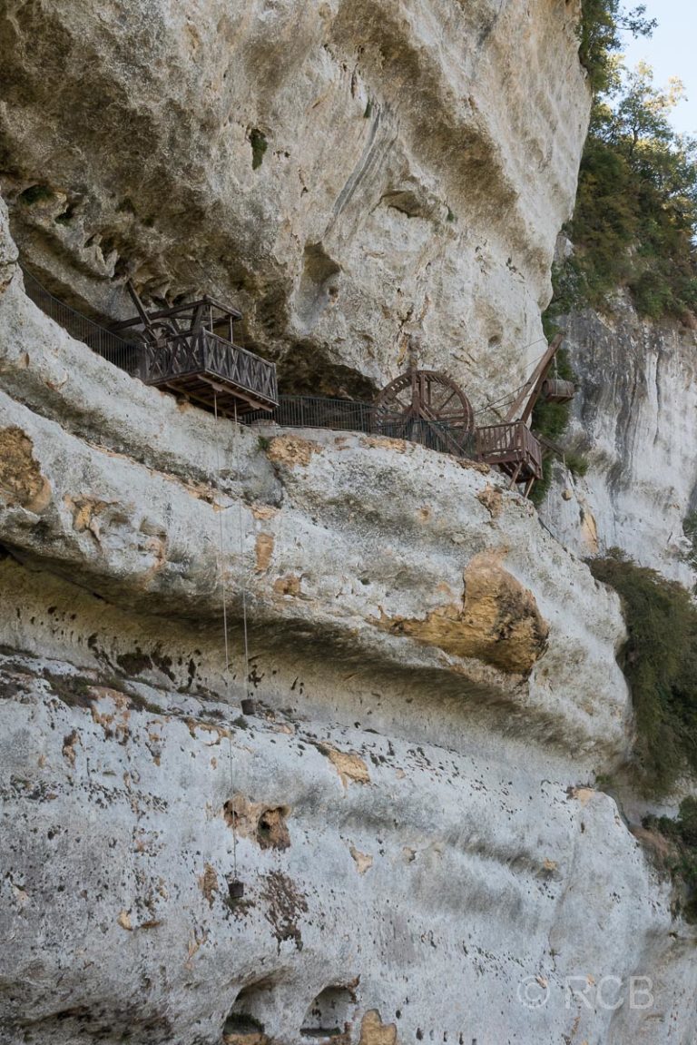 Blick von unten hinauf zum Felsplateau von La Roque St-Christophe