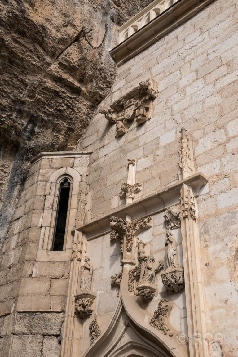 Rocamadour, Eingangsportal zur Kapelle Notre Dame, oben im Fels das Schwert des Ritters Roland