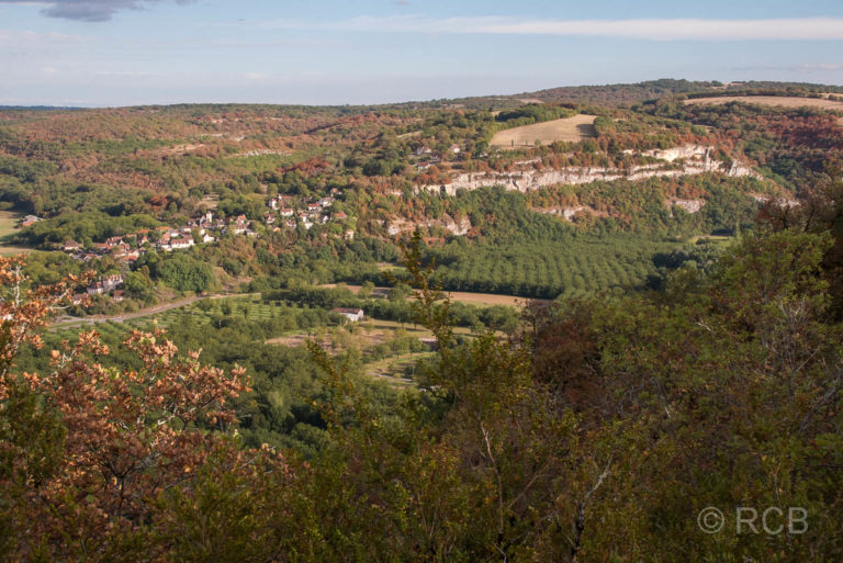 Aussicht auf die Felswand der Causse am gegenüberliegenden Ufer der Dordogne
