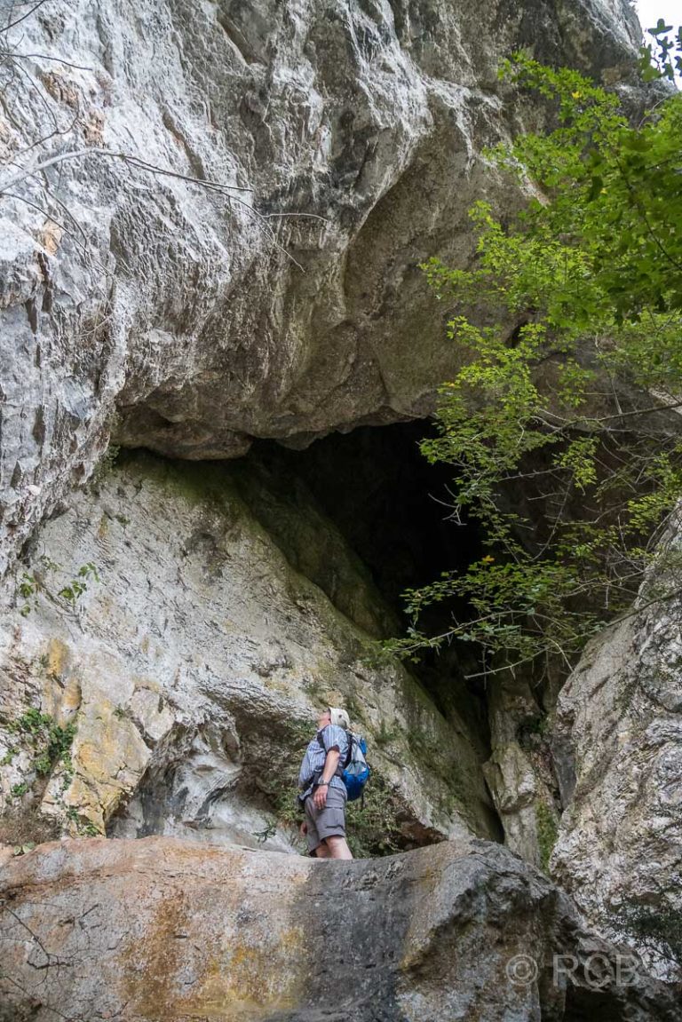 eindrucksvolle Felshöhlen am Weg
