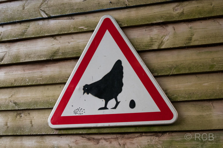 Warnschild mit Huhn