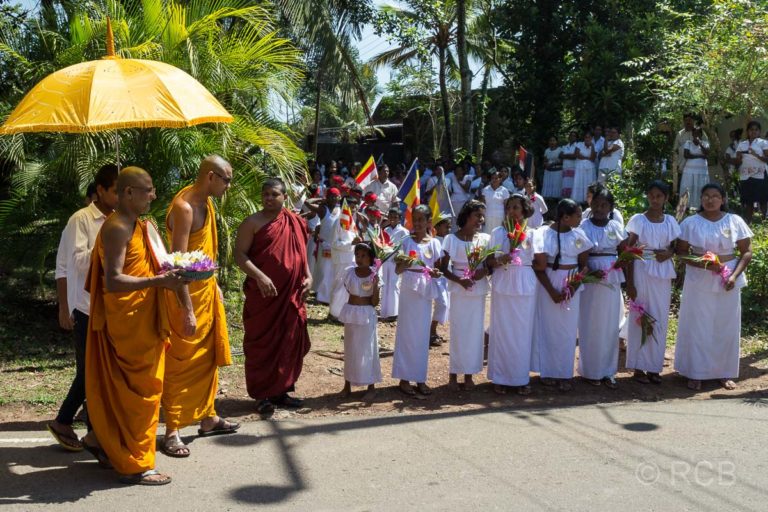 Prozession der Mönche und Kinder in Yakkala