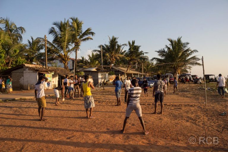 Volleyball am Strand von Negombo