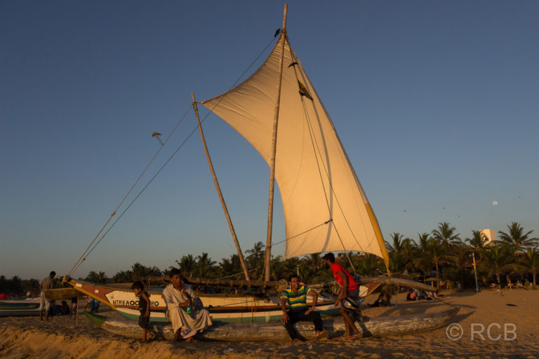 Auslegerboot am Strand von Negombo