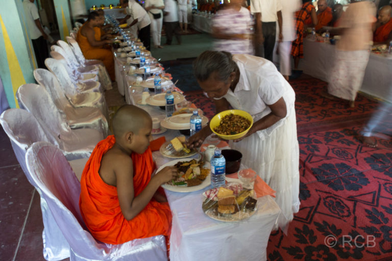 junger Mönch bei der Speisung
