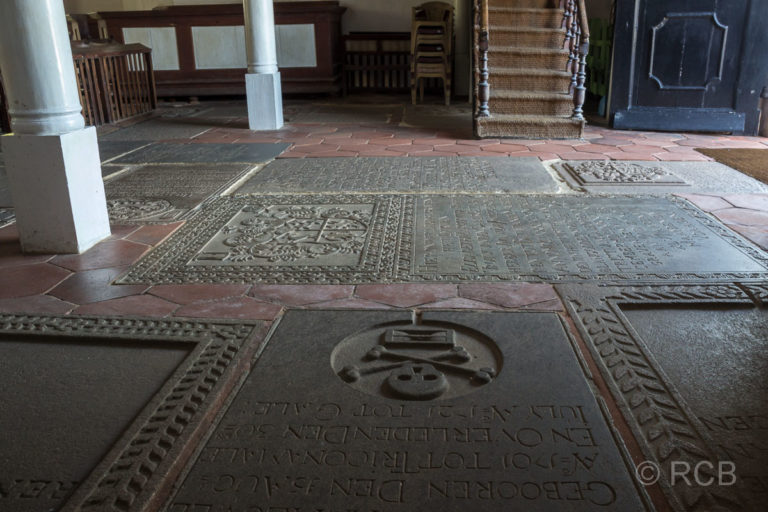 Galle, Grabplatten im Inneren der Groote Kerk