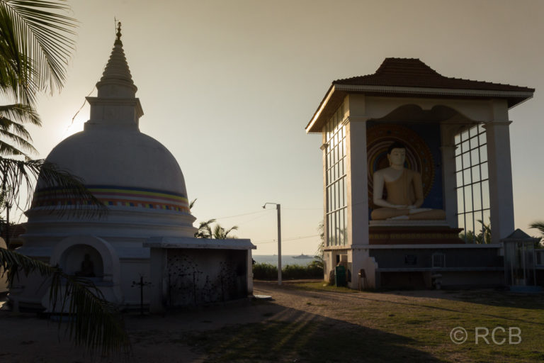 Unawatuna, Stupa oberhalb des Strandes