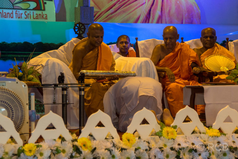 Bhante Punnaratana nimmt die Ehrung von Staatspräsident Maithripala Sirisena entgegen