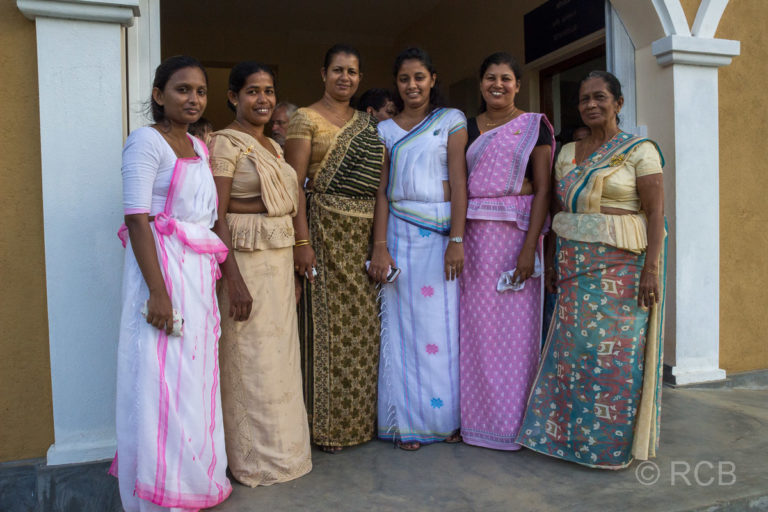 singhalesische Frauen, elegant in Sari und mit Handy