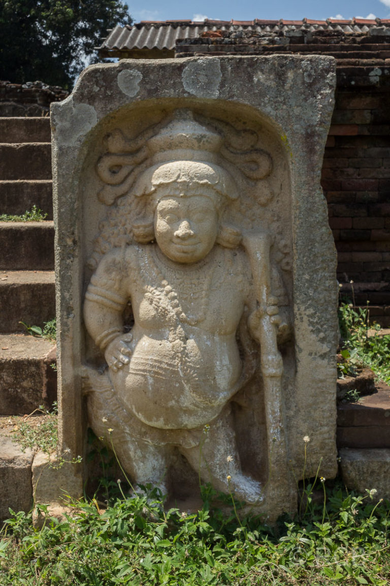 Wächterstein mit Gnom am Aufgang zur Ruine des Königspalastes