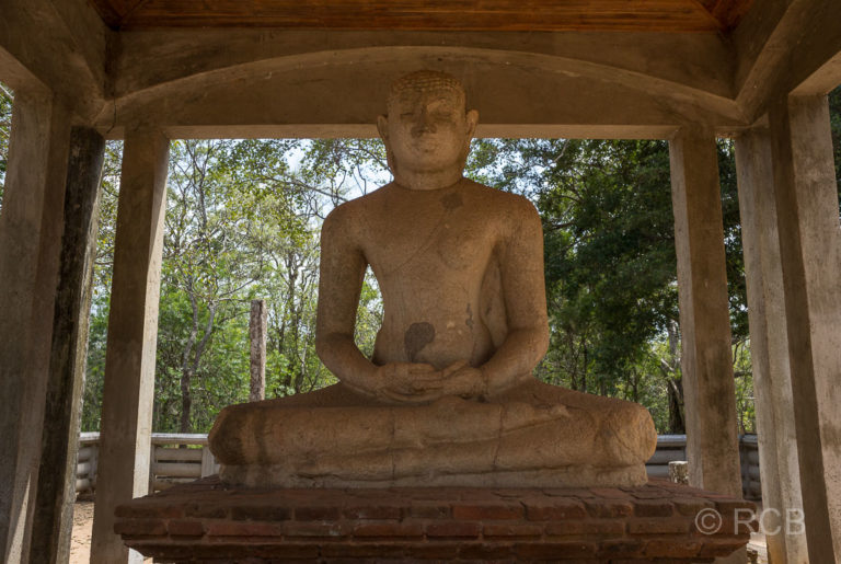 Samadhi-Buddha im ehemaligen Klosterareal Abhayagiri Vihara