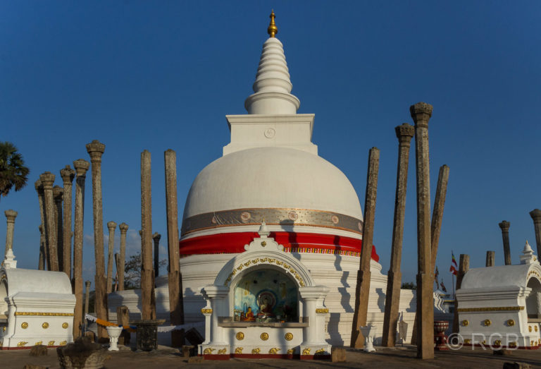 Stupa Thuparama mit den verbliebenen Stützsäulen des ehemaligen Holzdaches ("Vatadage")