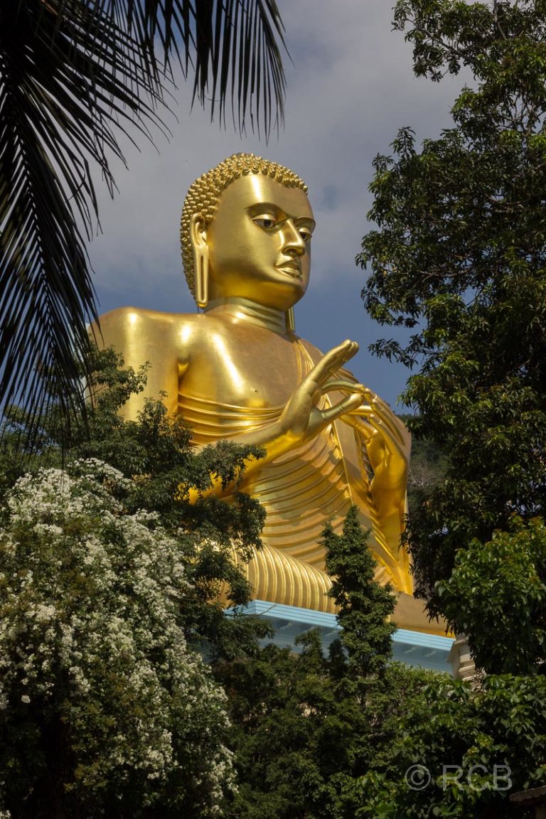 Goldener Buddha am Aufgang zu den Höhlentempeln von Dambulla