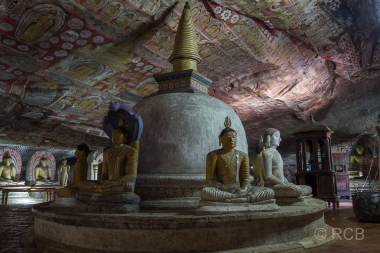 Grotte Nr. 2 im Höhlentempel von Dambulla mit zentraler Stupa, Wand- und Deckenmalereien