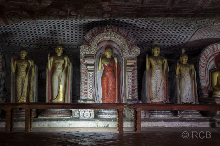 lebensgroße Buddhastatuen in Grotte Nr. 2 (Maharaja Viharaya)