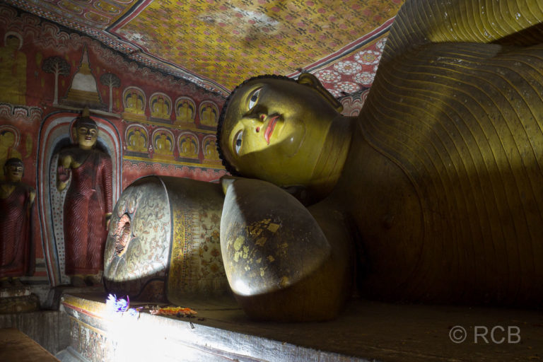 liegender Buddha im Höhlentempel von Dambulla