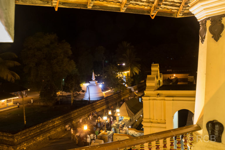 abendlicher Blick vom Zahntempel auf die heilige Stadt von Kandy