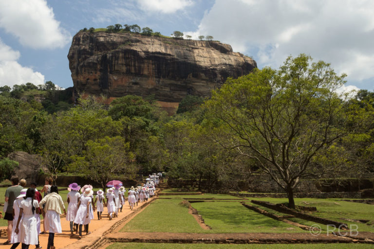 Spaziergang durch den Lustgarten auf den Fels von Sigiriya zu