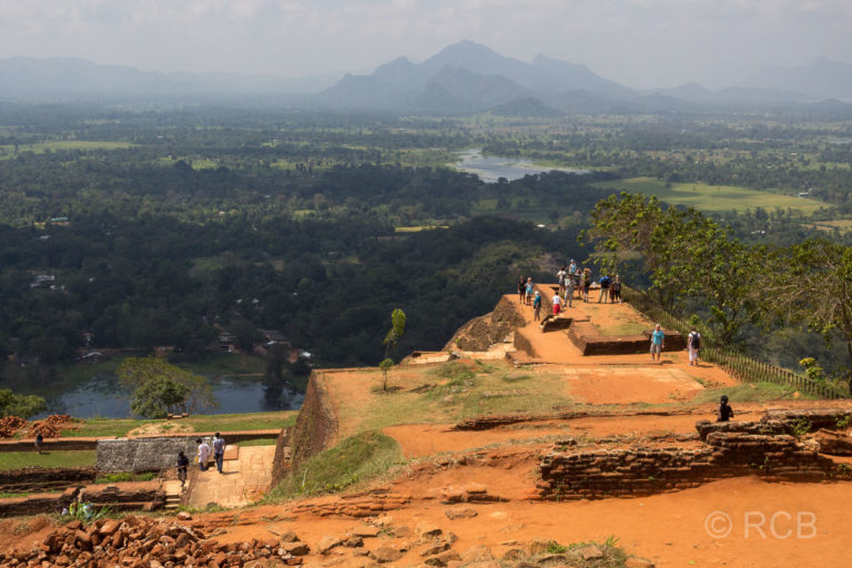 Plateau auf dem Felsmonolith mit den Resten der ältesten Festungsanlage Sri Lankas aus dem 5. Jahrhundert