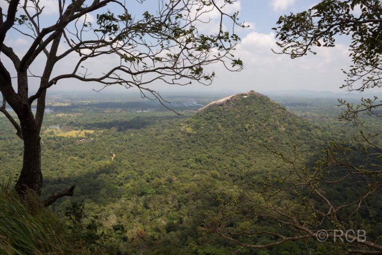 Blick vom Felsen von Sigiriya auf den benachbarten Pidurangala