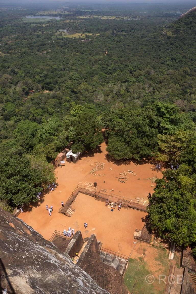 Tiefblicke vom Sigiriya-Fels an der Löwentreppe