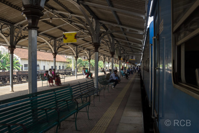 Zug am Bahnsteig in Kandy