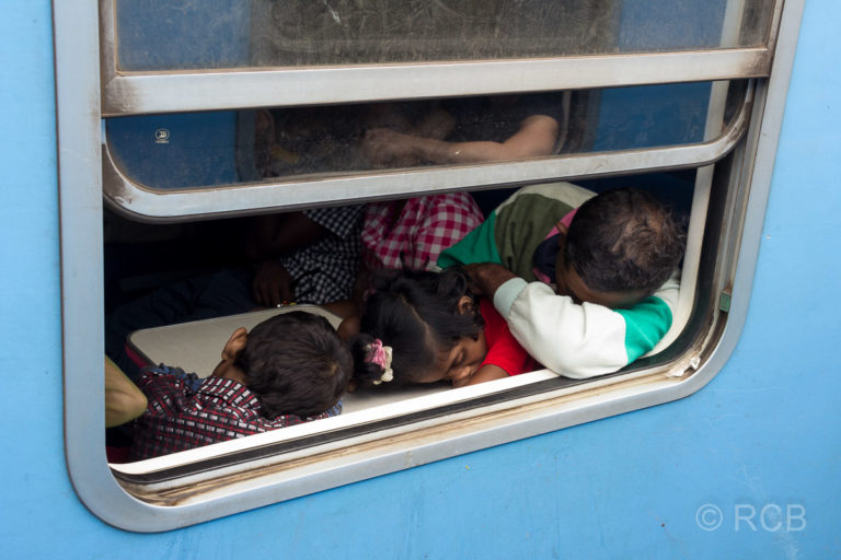 Kinder schlafen im Zug