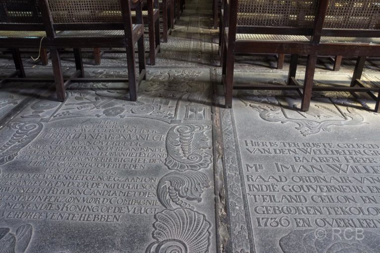 Grabsteine mit holländischen Inschriften in der Wolfendhal-Kirche