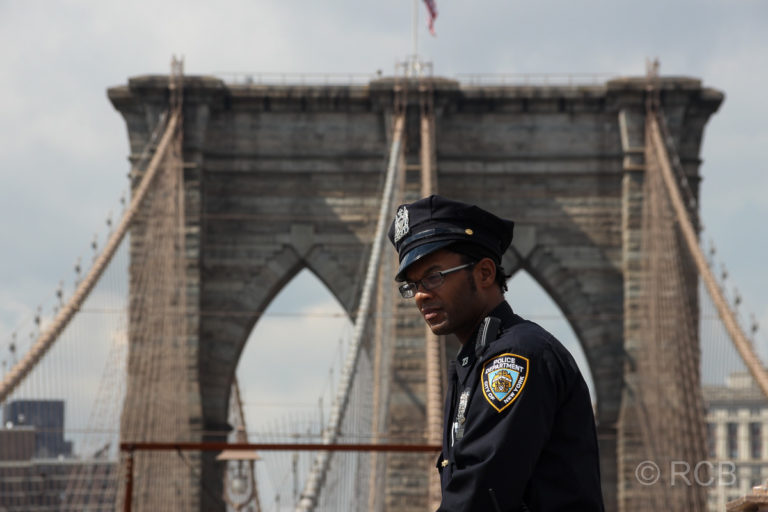 Polizist auf der Brooklyn Bridge
