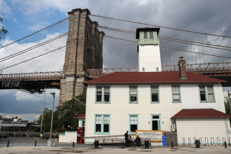 Brooklyn Ice Cream Factory unter der Brooklyn Bridge