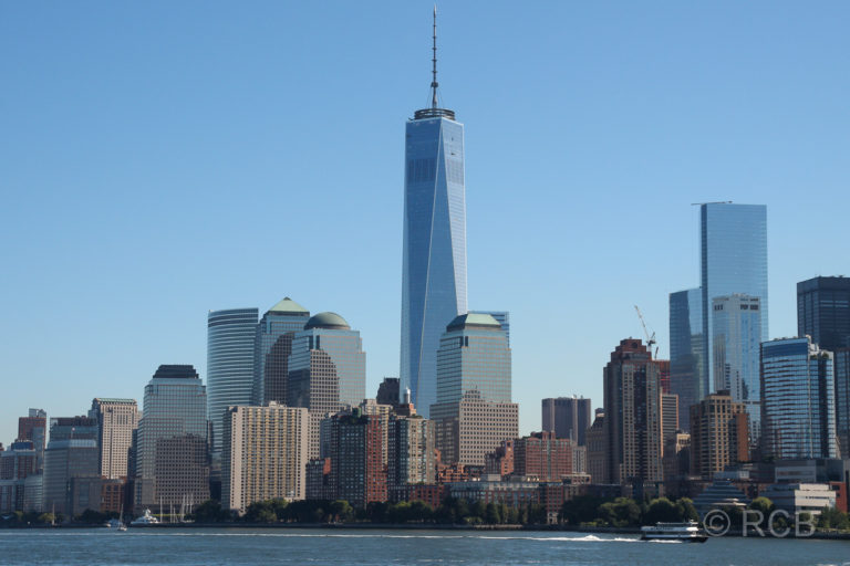 Downtown Manhattan mit One World Trade Center, von der Fähre zur Freiheitsstatue aus gesehen
