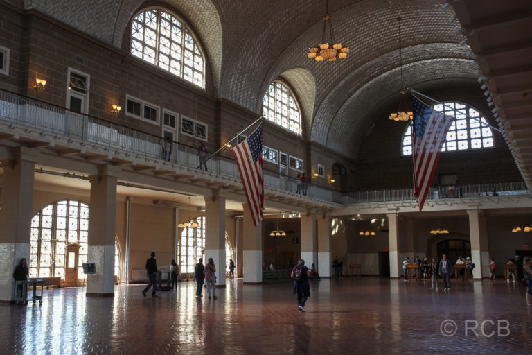 Halle zur Registrierung der Immigranten auf Ellis Island