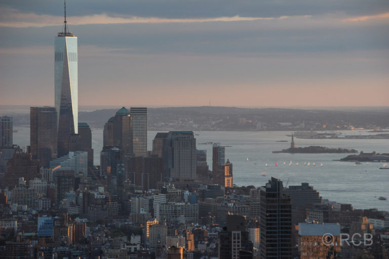 One World Trade Center und Hudson River mit der Freiheitsstatue