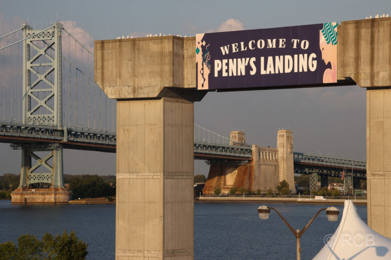 Benjamin Franklin Bridge, von Penn's Landing aus gesehen
