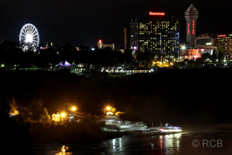 abendlicher Blick auf den Ort Niagara Falls in Kanada
