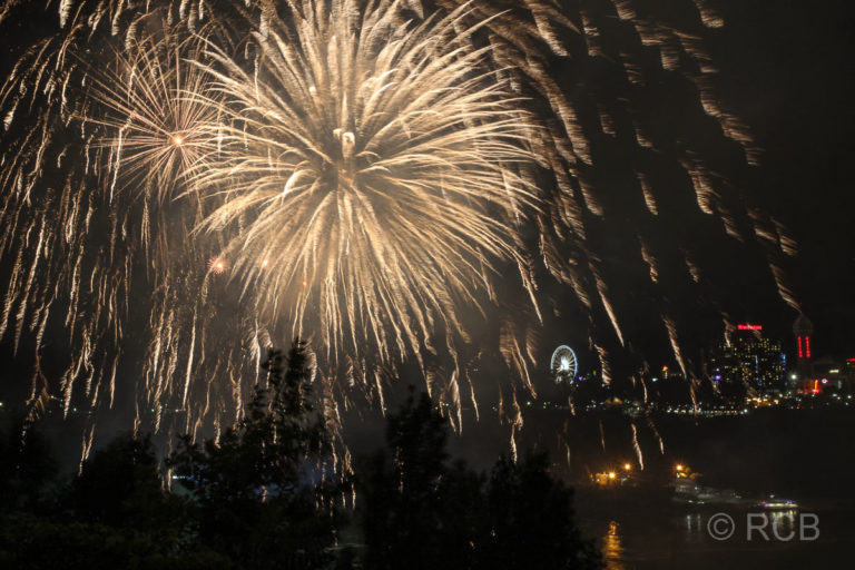 Feuerwerk über Niagara Falls