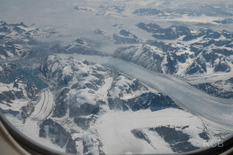 Blick aus dem Flugzeugfenster auf Grönland