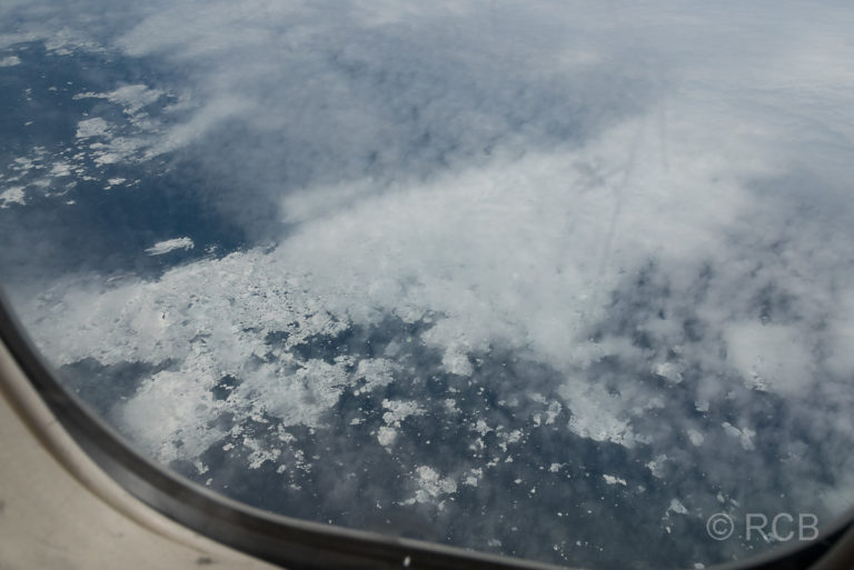 Blick aus dem Flugzeugfenster auf die Hudson Bay